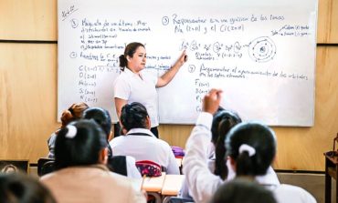 Docentes y auxiliares podrán cobrar bono de S/380 este mes