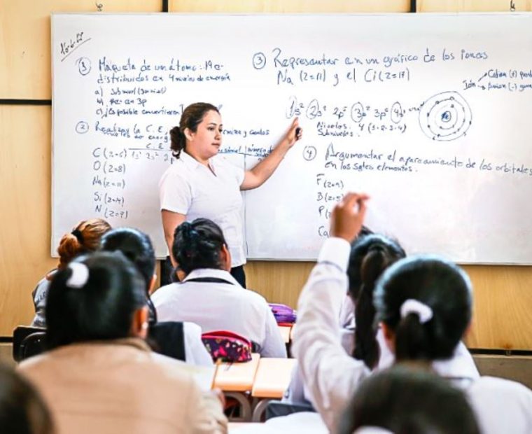 Docentes y auxiliares podrán cobrar bono de S/380 este mes