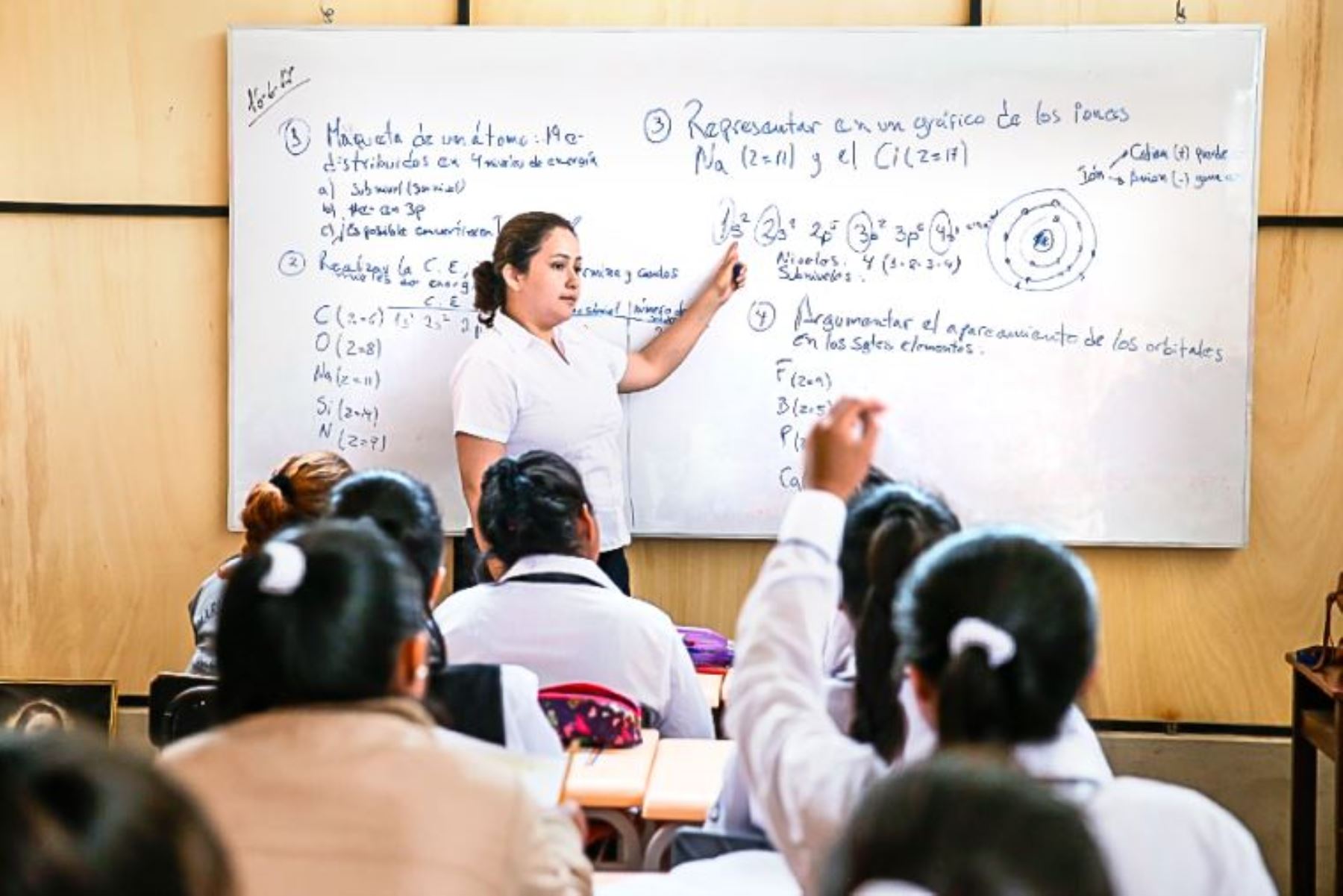 Docentes y auxiliares podrán cobrar bono de S/380 este mes