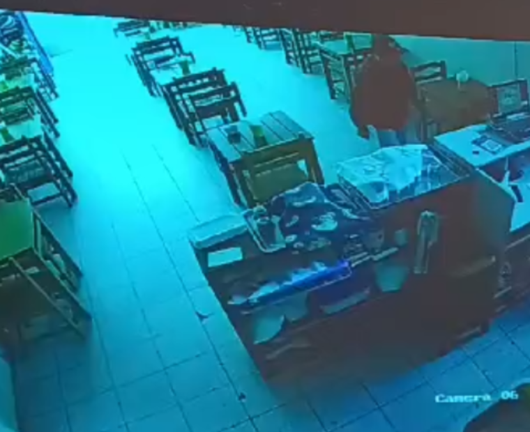 Robo en restaurante del centro de Piura: ladrón sustrae tres celulares en minutos