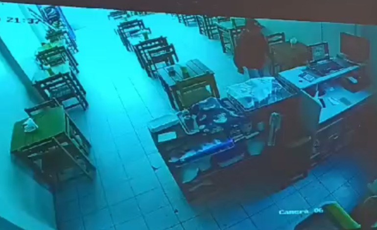 Robo en restaurante del centro de Piura: ladrón sustrae tres celulares en minutos