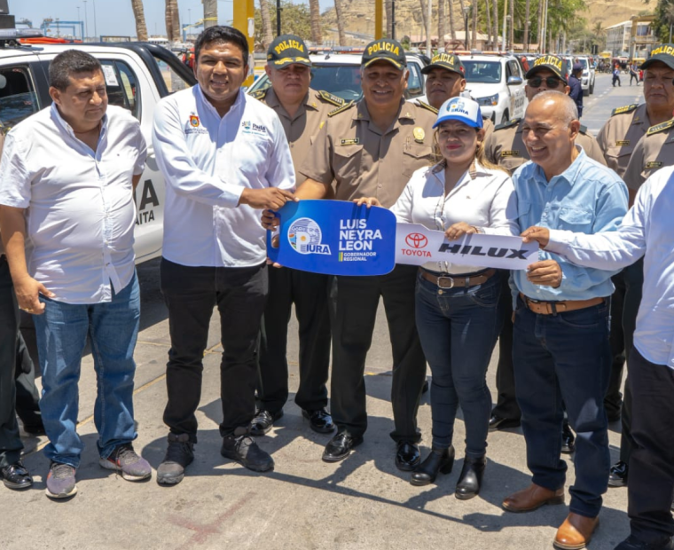 Entregan diez camionetas a la Policía para reforzar la seguridad en Paita