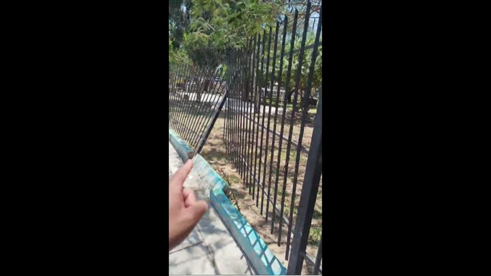 Piura: accidente vehicular deja severos daños en parque infantil de la urbanización Santa Isabel