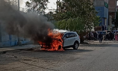 Piura: auto se incendia en avenida Sullana provocando caos vehicular