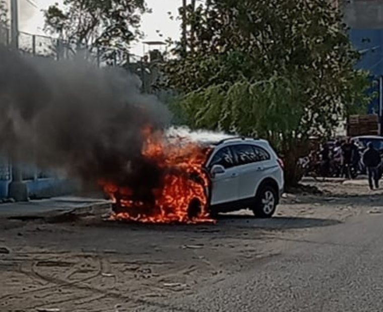 Piura: auto se incendia en avenida Sullana provocando caos vehicular