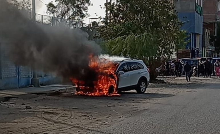 Piura: auto se incendia en avenida Sullana provocando caos vehicular