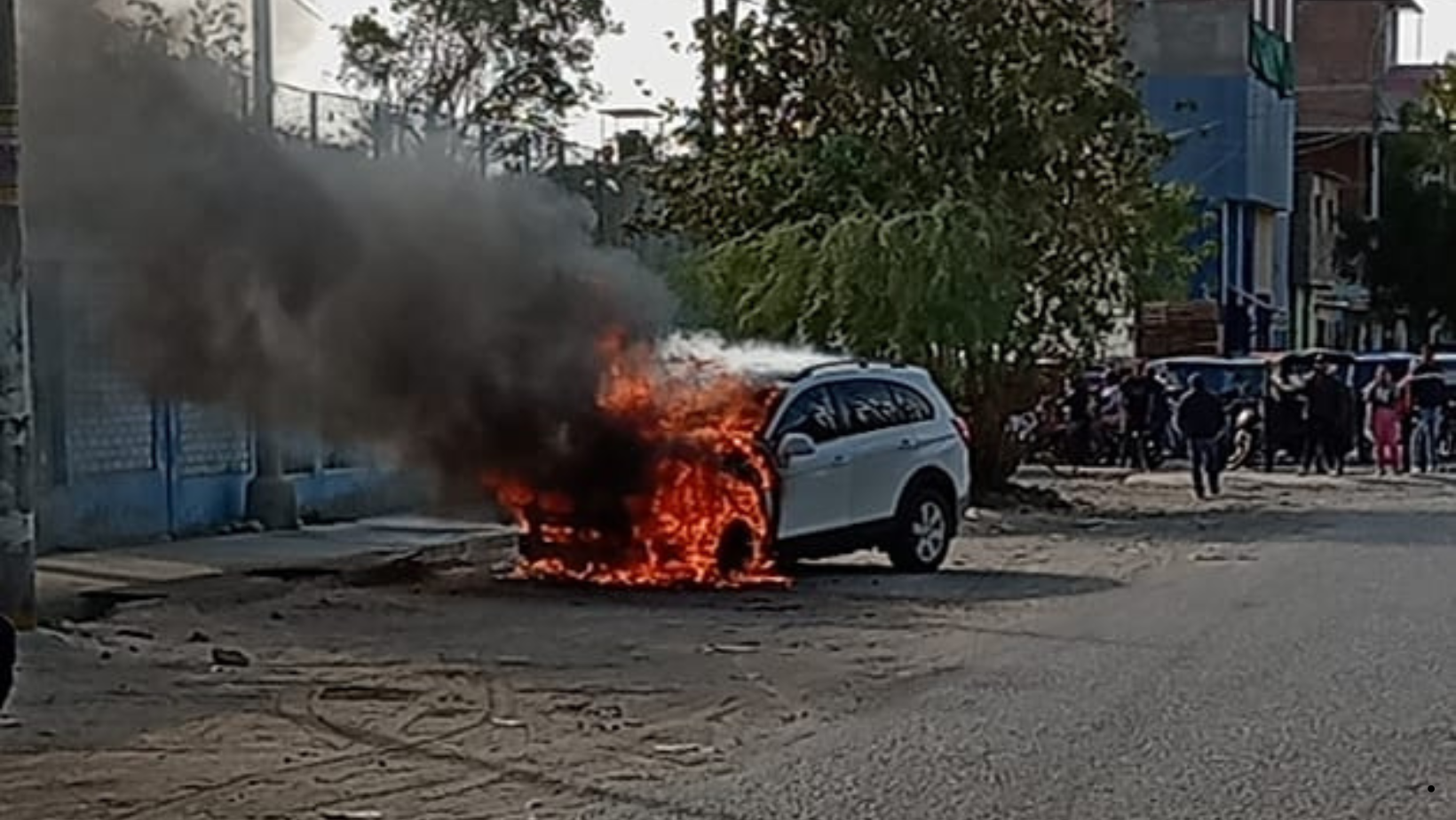 Piura: auto se incendia en avenida Sullana provocando caos vehicular