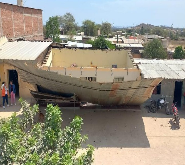 Fuertes vientos destruyen techos de viviendas en Las Lomas