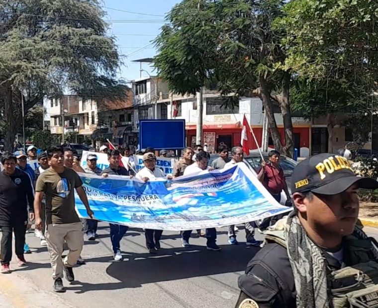 Piura: Asociación de pescadores de Paita protestan por presencia de barcos chinos