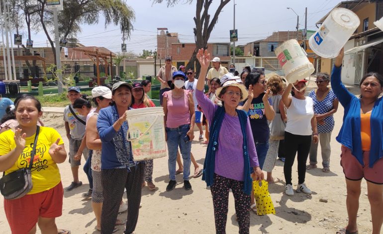 Piura: Vecinos protestan porque no tienen agua potable en Castilla