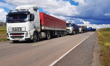 Piura: Cientos de vehículos siguen varados en la carretera Panamericana a inmediaciones de Los Órganos