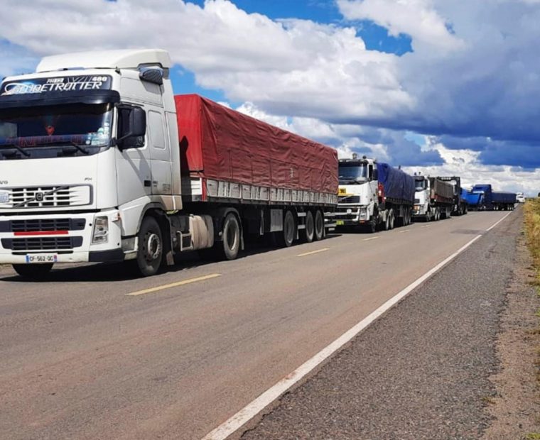 Piura: Cientos de vehículos siguen varados en la carretera Panamericana a inmediaciones de Los Órganos