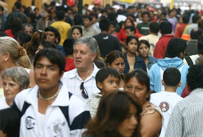La esperanza de vida de los peruanos se redujo de 76 a 73 años