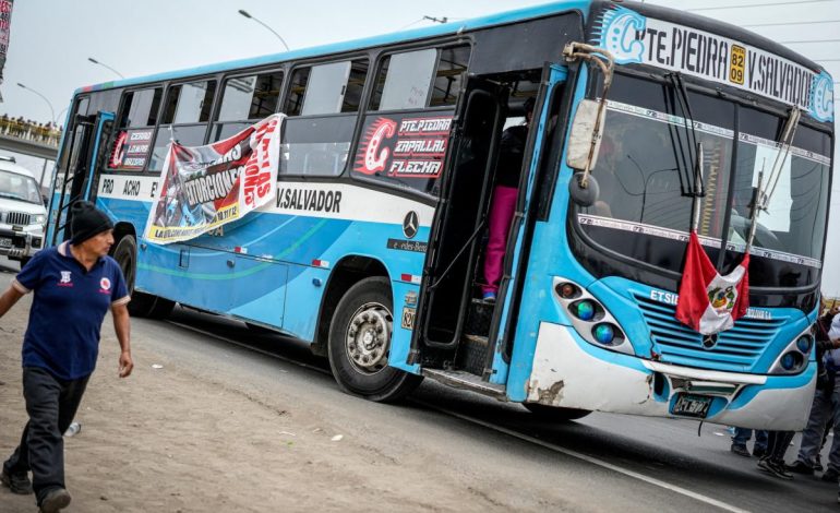 Transportistas amenazan con paralizar y bloquear vías durante APEC