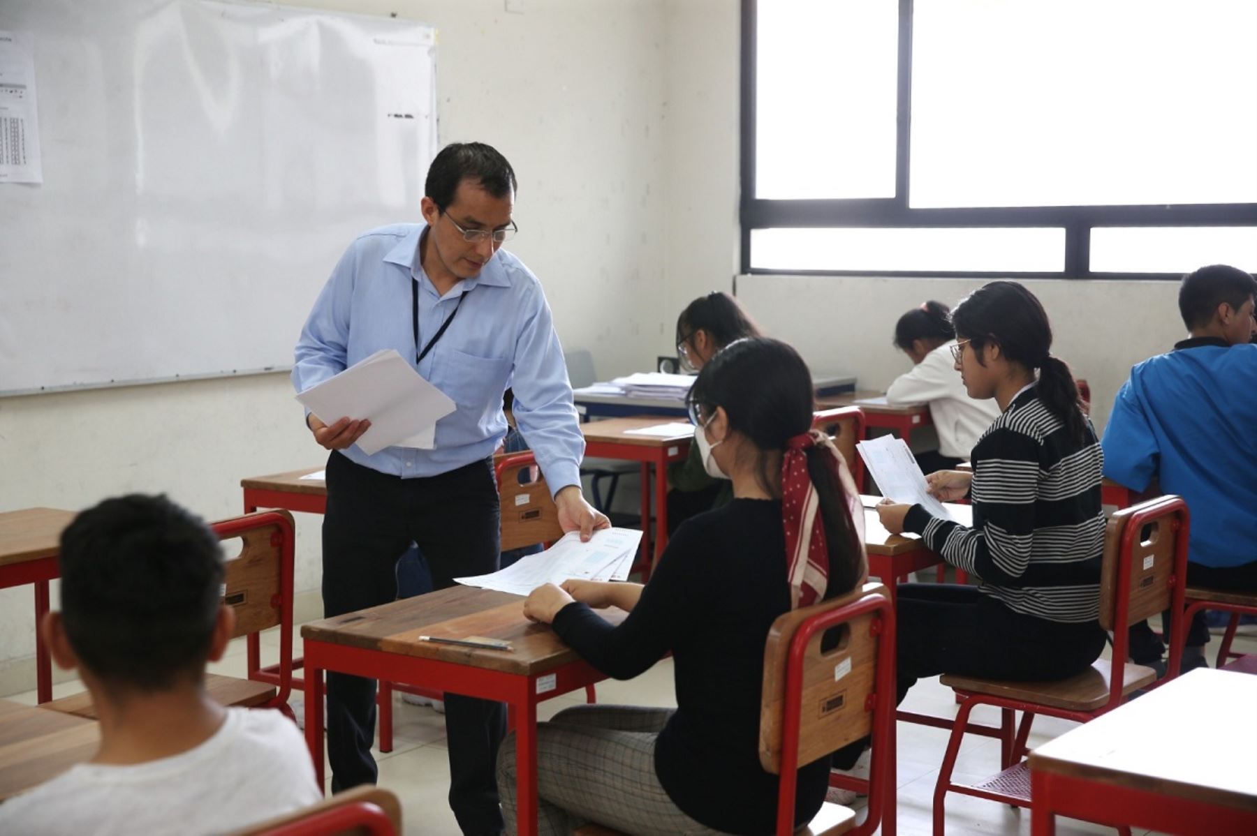 Gobierno oficializó aumento de sueldo para docentes