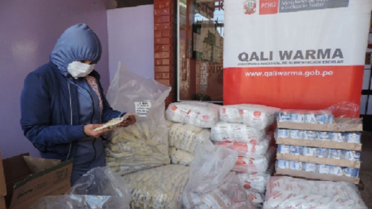 Qali Warma distribuía comida para animales a niños y niñas en los colegios