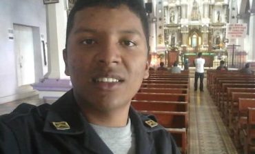 Piura: Asesinan de varios disparos a agente policial en bar "La Francis"