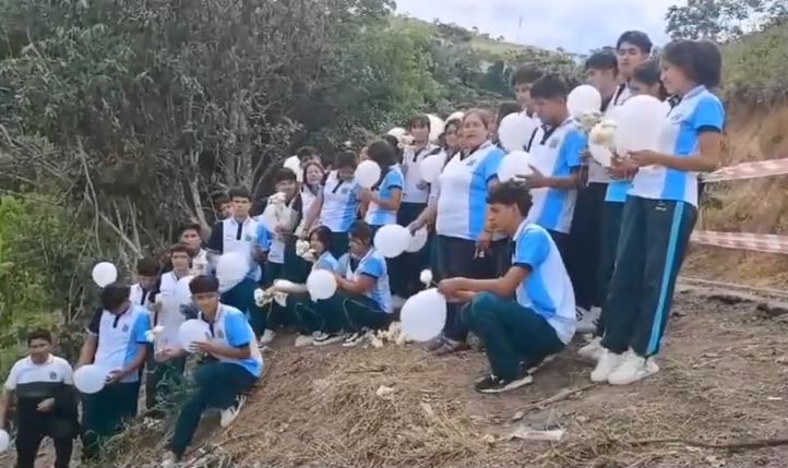 Escolares de Moyobamba rinden homenaje a estudiantes fallecidos en accidente