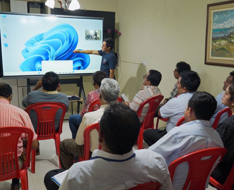 Institutos de educación superior de Piura mejoran calidad educativa con pizarras digitales interactivas