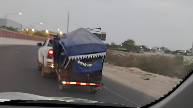 Mototaxi choca contra tráiler y deja a pasajera gravemente herida