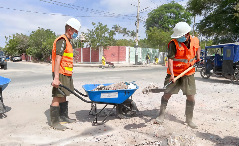 Piura: Retiran 15 toneladas de tierra y arena en Av. Richard Cushing