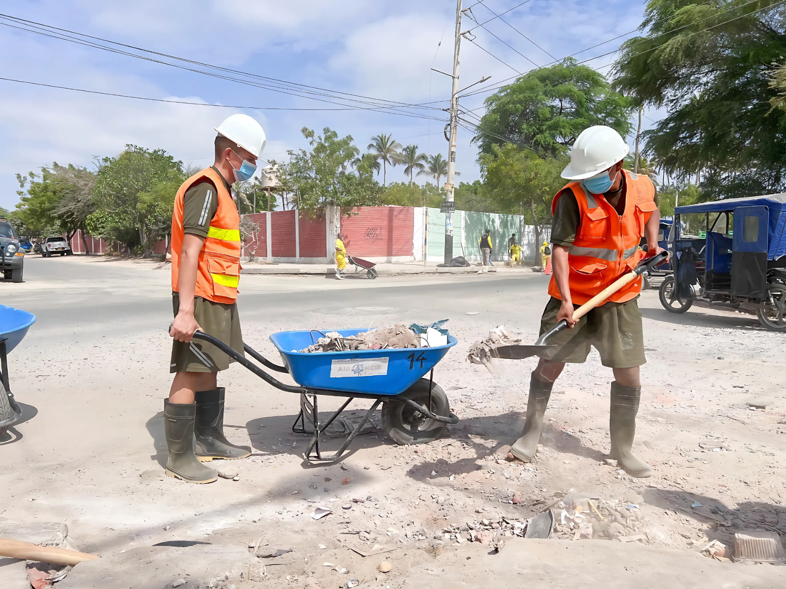 Piura: Retiran 15 toneladas de tierra y arena en Av. Richard Cushing