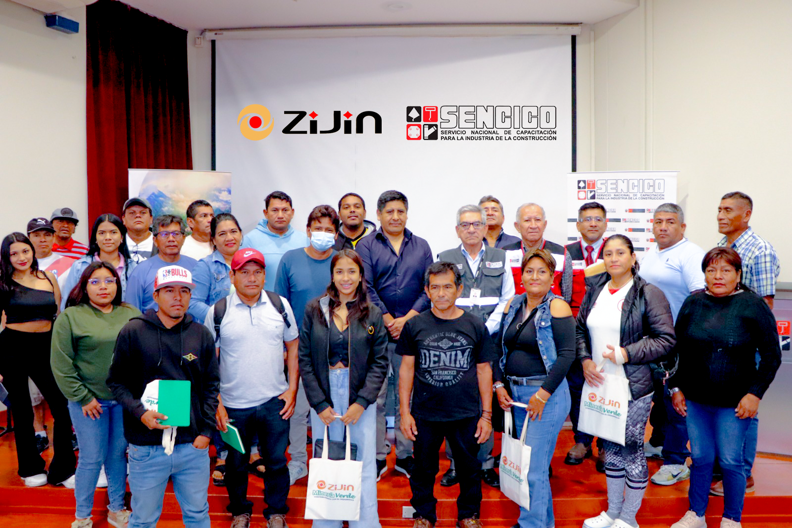 Sencico y Zijin – Río Blanco capacitan en seguridad laboral a trabajadores de construcción en Piura