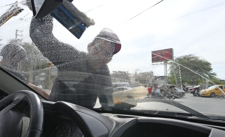 Intervienen a tres extranjeros que limpiaban parabrisas en Piura