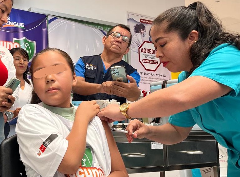 Piura inicia vacunación contra el dengue para proteger a más de 106 mil niños y adolescentes