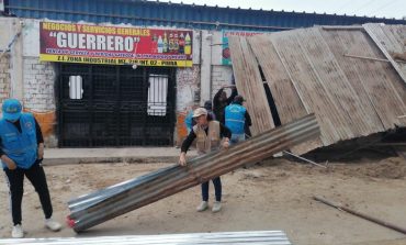 Piura: Personal municipal destruye estructuras que impedían libre paso peatonal