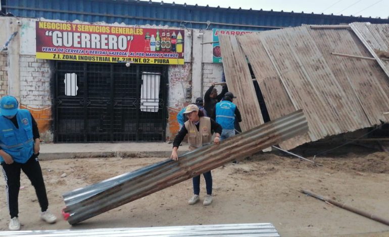 Piura: Personal municipal destruye estructuras que impedían libre paso peatonal