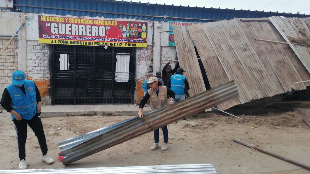 Piura: Personal municipal destruye estructuras que impedían libre paso peatonal