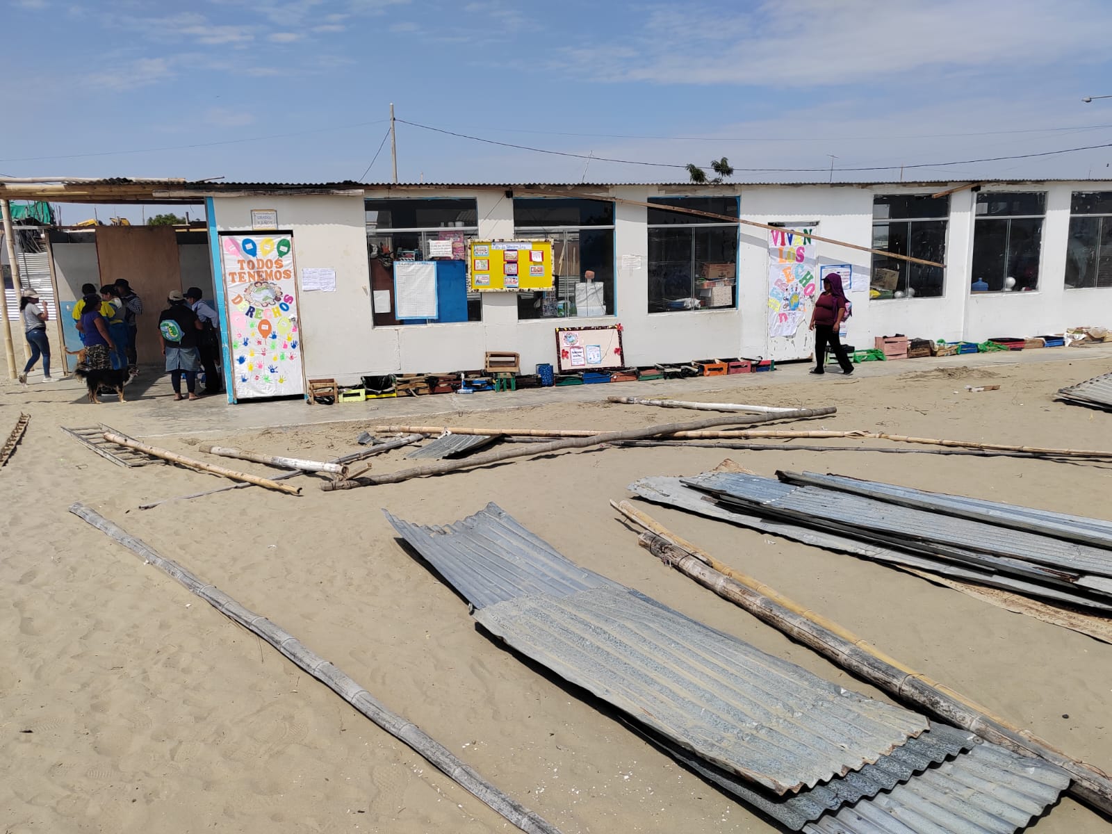 Padres de familia exigen reconstrucción de colegio tras daños por fuertes vientos en Castilla