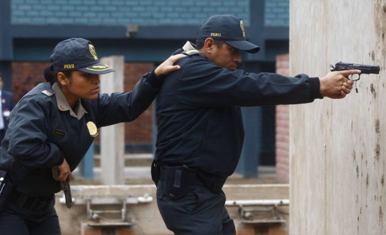 Fiscales no podrán pedir detención de policías que causen muerte al usar legalmente armas