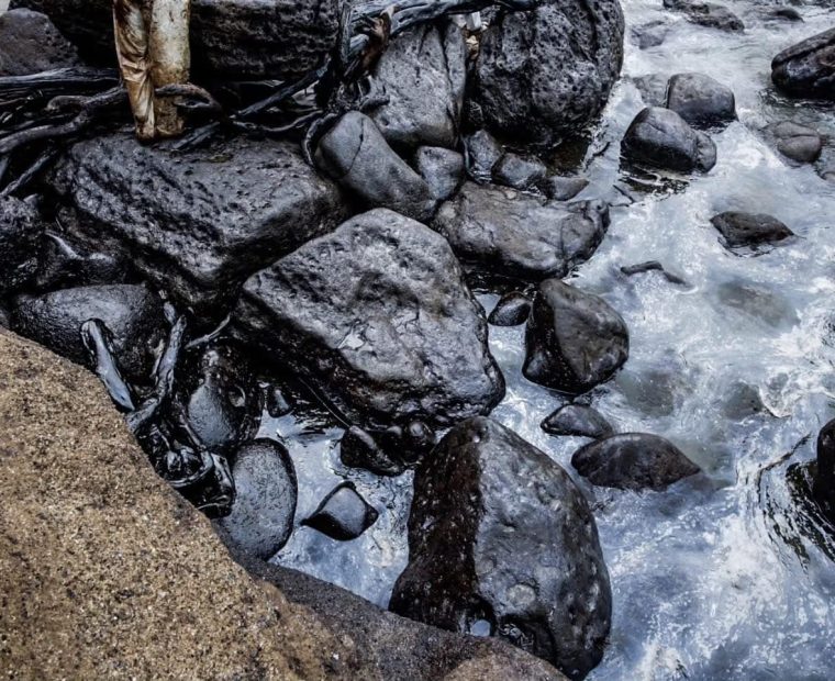 PetroPerú asegura que las rocas de playas en Talara no tienen rastros de petróleo