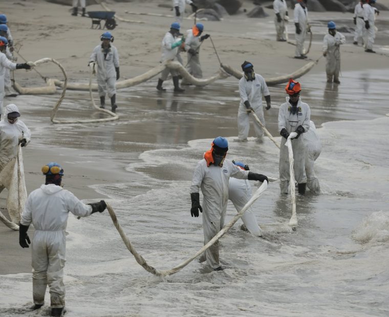 Piura: Derrame petrolero en afecta a 2.500 familias de pescadores artesanales