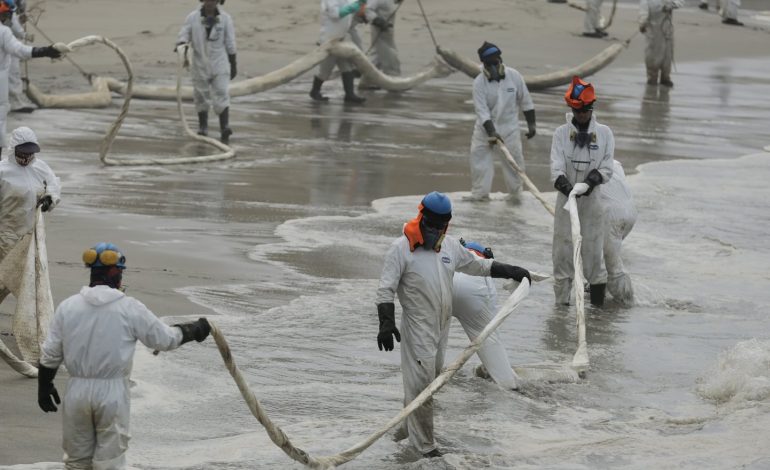 Piura: Derrame petrolero en afecta a 2.500 familias de pescadores artesanales