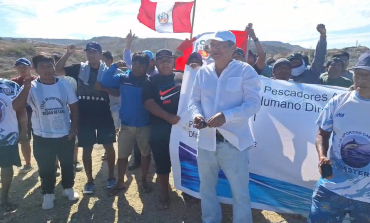 Piura: Pescadores artesanales de Cabo Blanco aseguran que petróleo llegó a sus playas