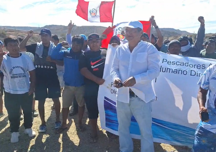 Piura: Pescadores artesanales de Cabo Blanco aseguran que petróleo llegó a sus playas