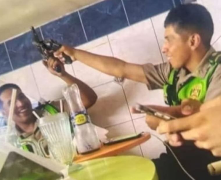 Piura: Agentes juegan con armas en restaurante de Lobitos