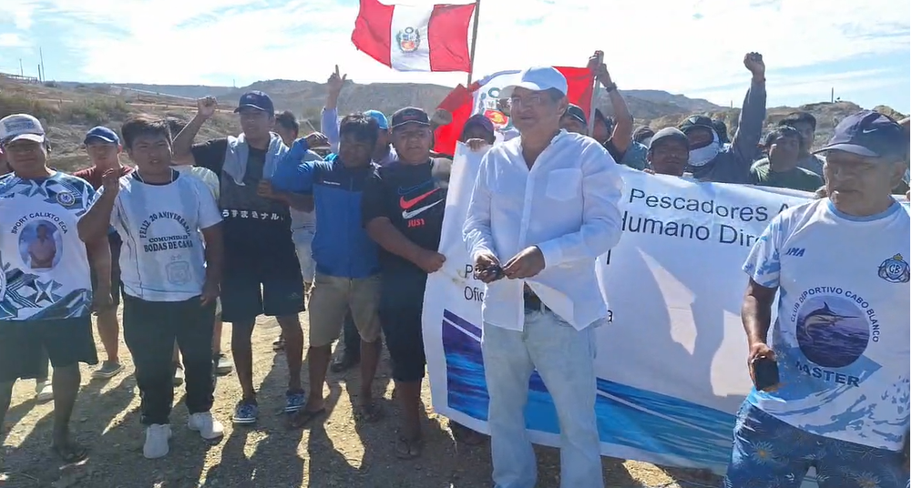 Piura: Pescadores artesanales de Cabo Blanco aseguran que petróleo llegó a sus playas