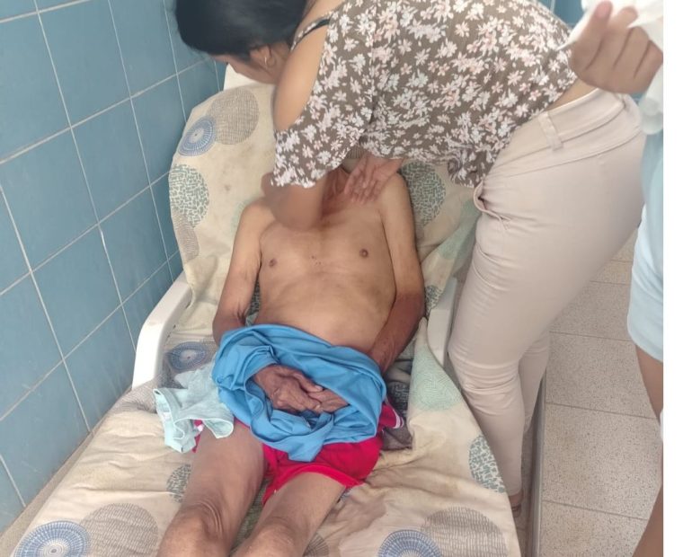 Piura: Rescatan a adulto mayor que sobrevivía en estado de abandono