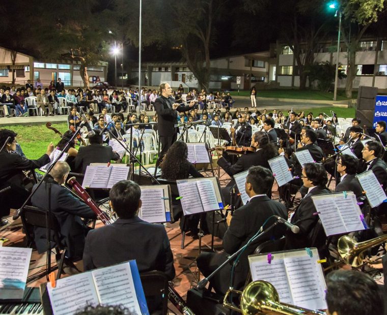 Programa Especial Navideño en la Universidad de Piura