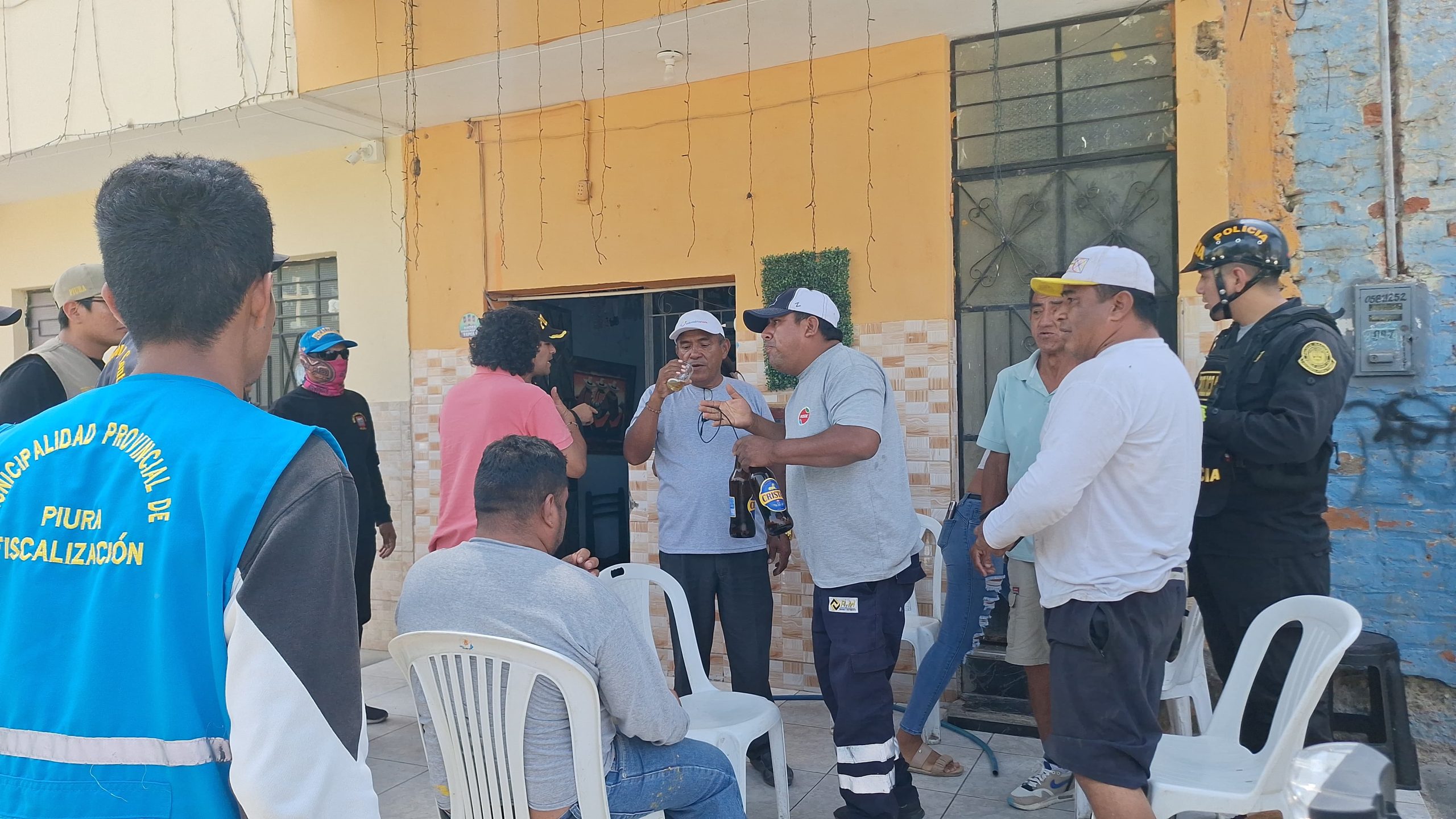 Piura: Ebrios agreden a policías y fiscalizadores tras intervenir bar “La Colorada”