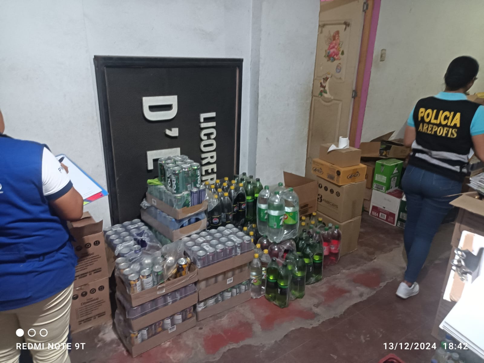 DECOMISAN 327 BOTELLAS DE BEBIDAS ALCOHÓLICAS VENCIDAS EN LICORERÍA D’EVER