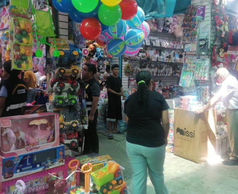 Cuidado: Decomisan 50 juguetes sin registro sanitario en el Mercado Modelo de Piura