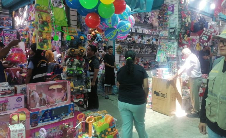 Cuidado: Decomisan 50 juguetes sin registro sanitario en el Mercado Modelo de Piura