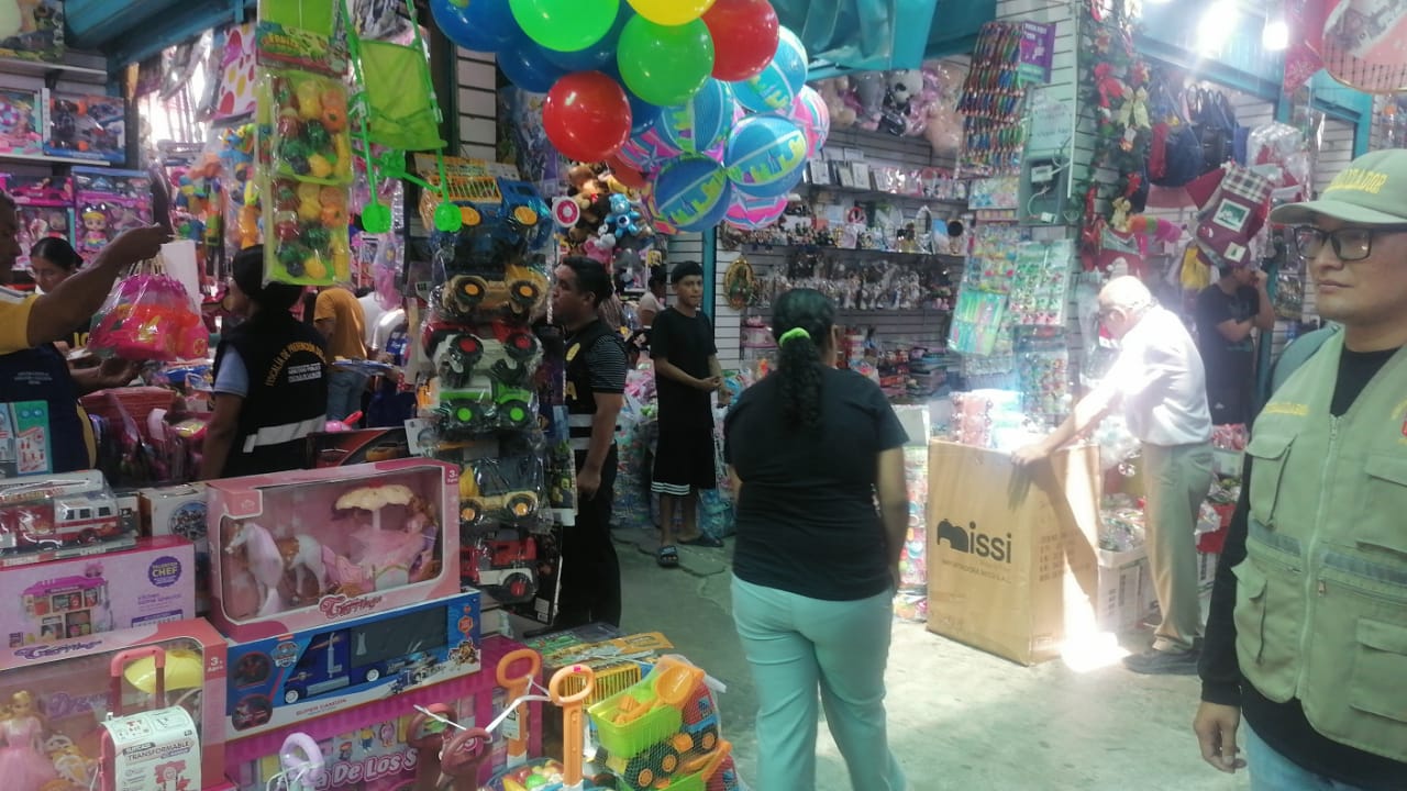 Cuidado: Decomisan 50 juguetes sin registro sanitario en el Mercado Modelo de Piura