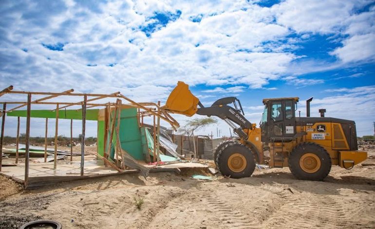 Piura: Municipalidad de Castilla desaloja invasiones en terreno destinado a obras