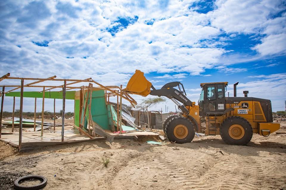Piura: Municipalidad de Castilla desaloja invasiones en terreno destinado a obras